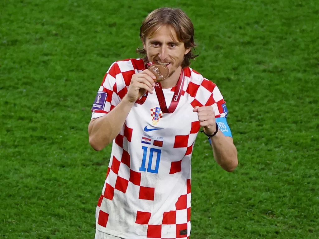 Luka Modric membawa Kroasi meraih medali perunggu di Piala Dunia 2022. (REUTERS/Kai Pfaffenbach)