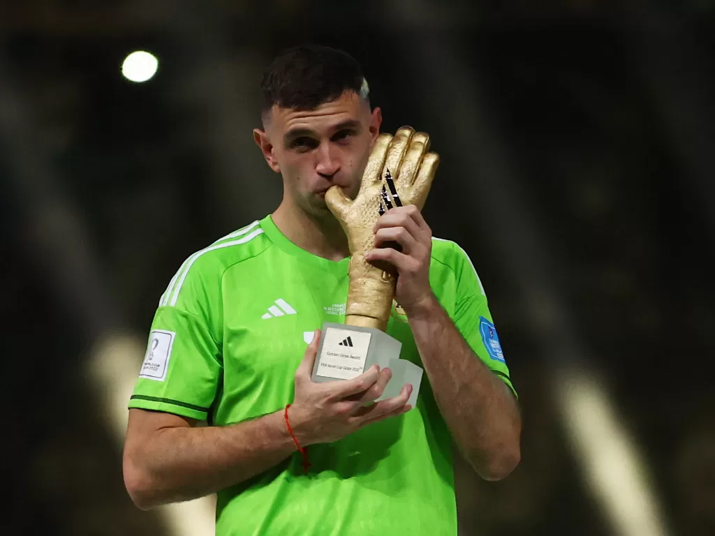 Emiliano Martinez meraih penghargaan kiper terbaik Piala Dunia 2022. (REUTERS/Carl Recine)