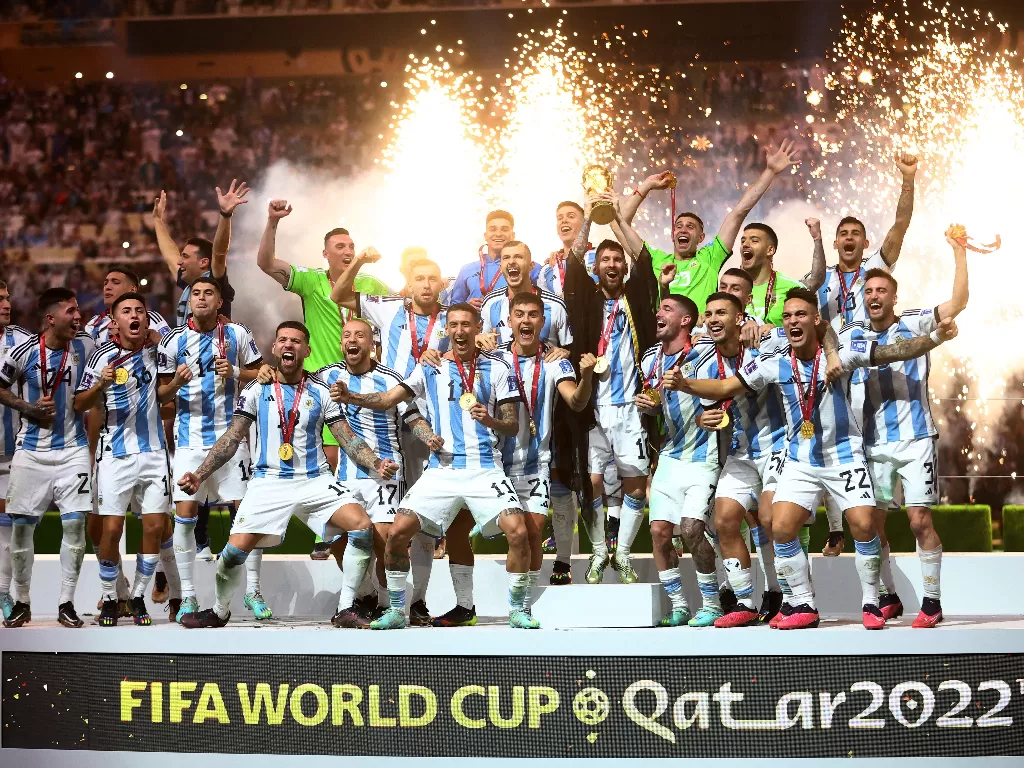 Skuad Argentina merayakan kemenangan di final Piala Dunia 2022. (REUTERS/Carl Recine)
