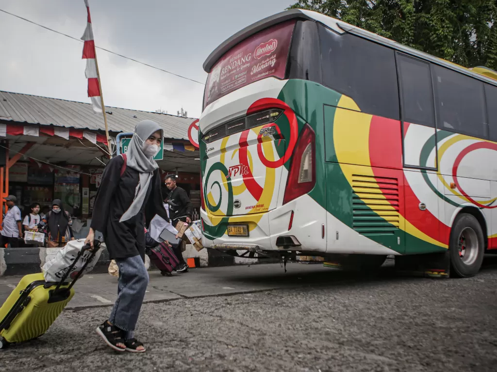 Ilustrasi penumpang yang akan bepergian menggunakan bis di libur Nataru. ( ANTARA FOTO/Fauzan).