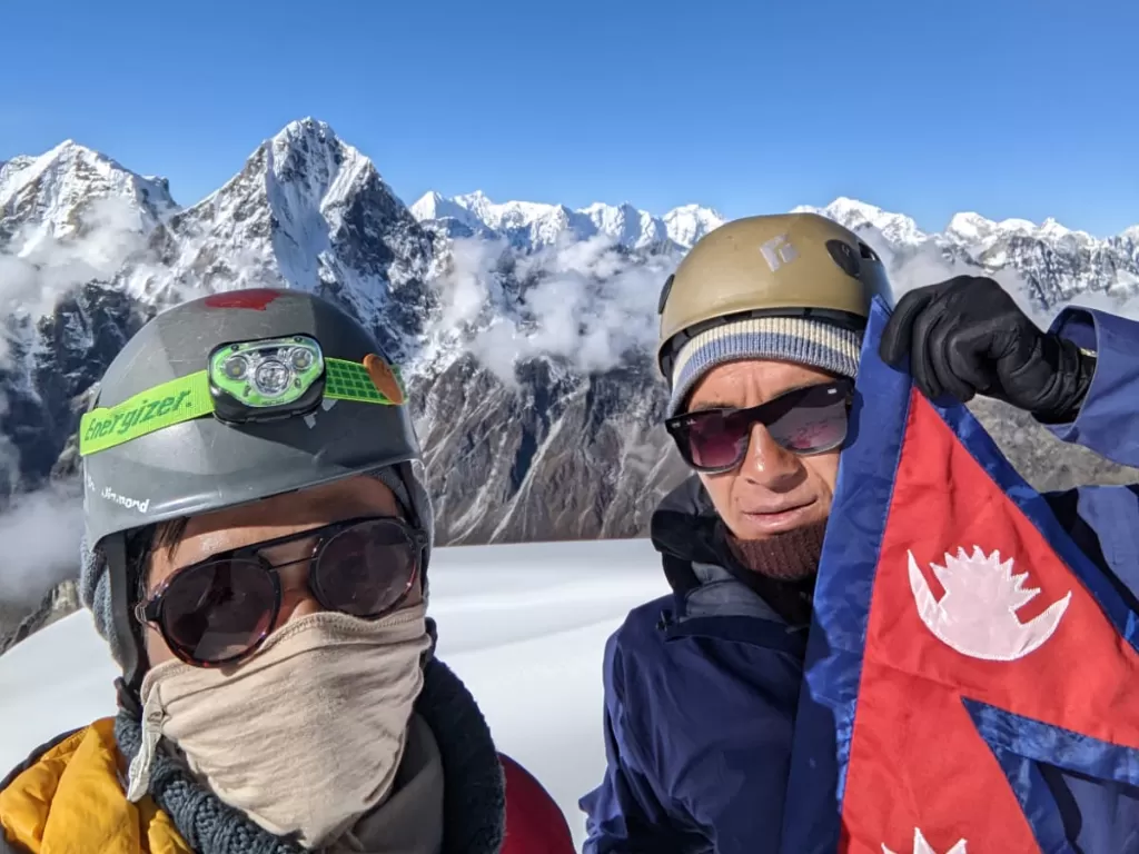 Pendaki asal Salatiga Jawa Tengah, Andika Kusuma, (kiri) bersama Pemandu Perjalanan, Sherpa, (kanan) saat berada di Gunung Everest. (Dok. Pribadi Andika)