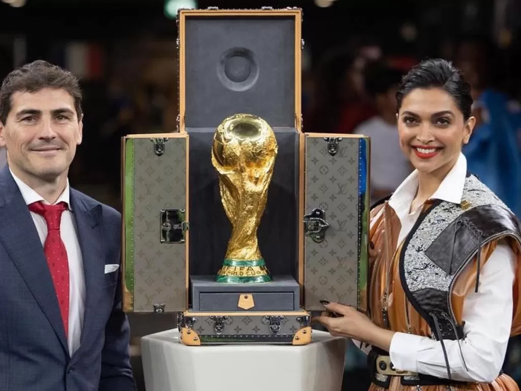 Deepika Padukone dan Iker Casilas pembawa trofi Piala Dunia 2022 (Instagram/thediamondtalk)