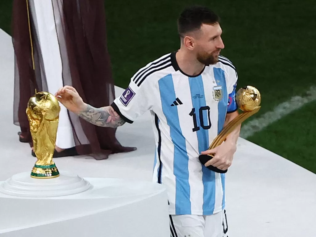 Lionel Messi menjadi pemain terbaik Piala Dunia 2022 ( REUTERS/Bernadett Szabo)