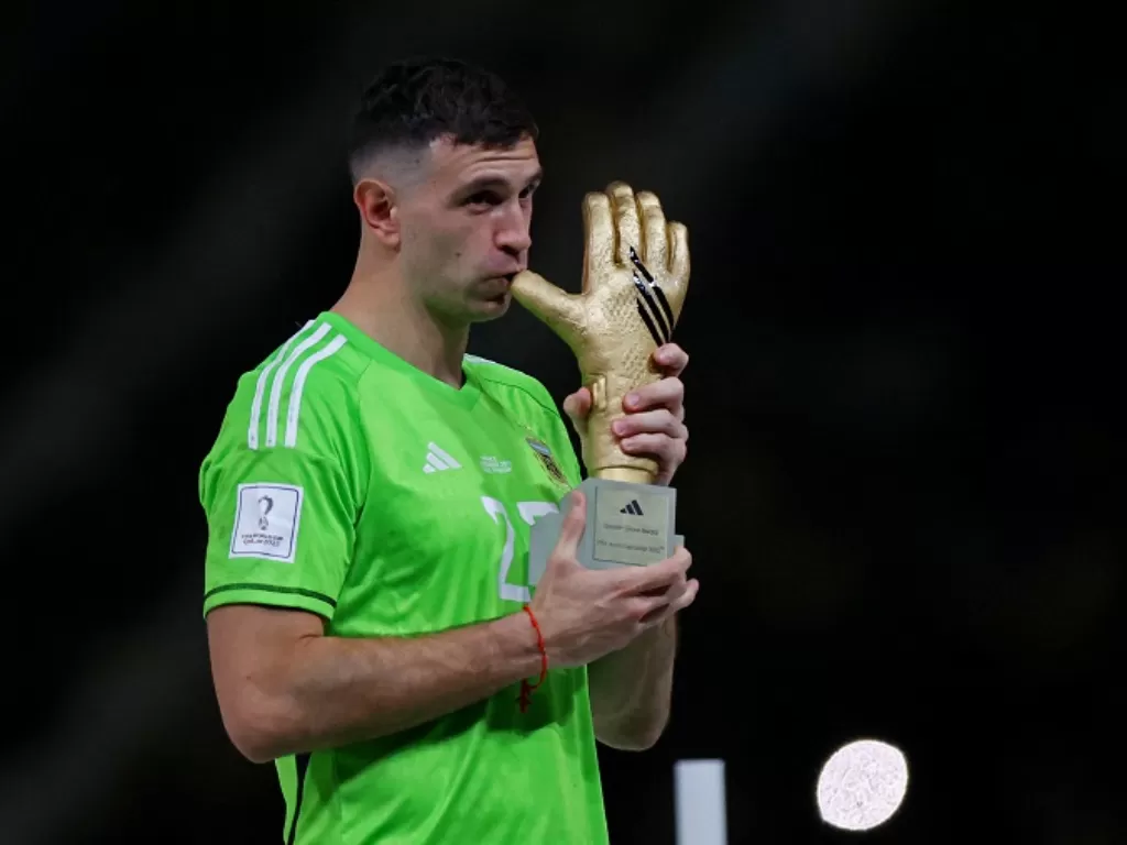 Kiper Timnas Argentina Emiliano Martinez raih penghargaan kiper terbaik Piala Dunia 2022. (REUTERS/Hannah Mckay)