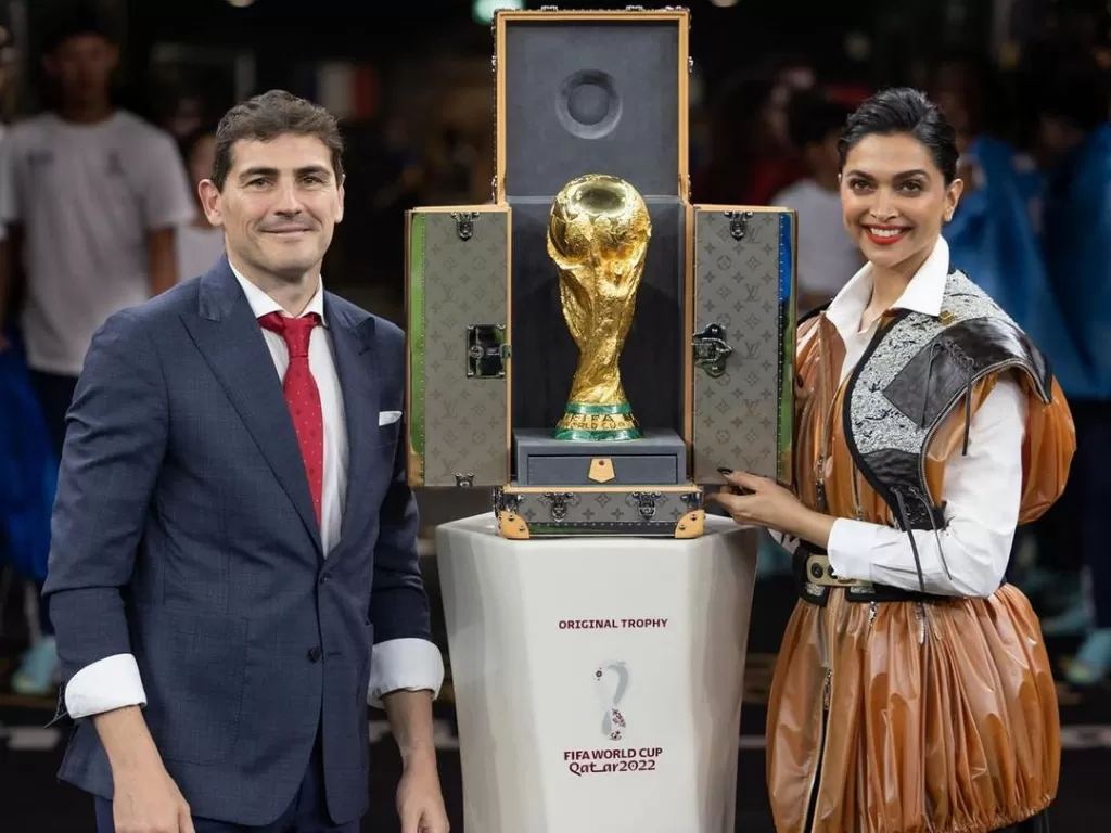 Deepika Padukone dan mantan kiper dan kapten Spanyol, Iker Casillas (Instagram/@louisvuitton)