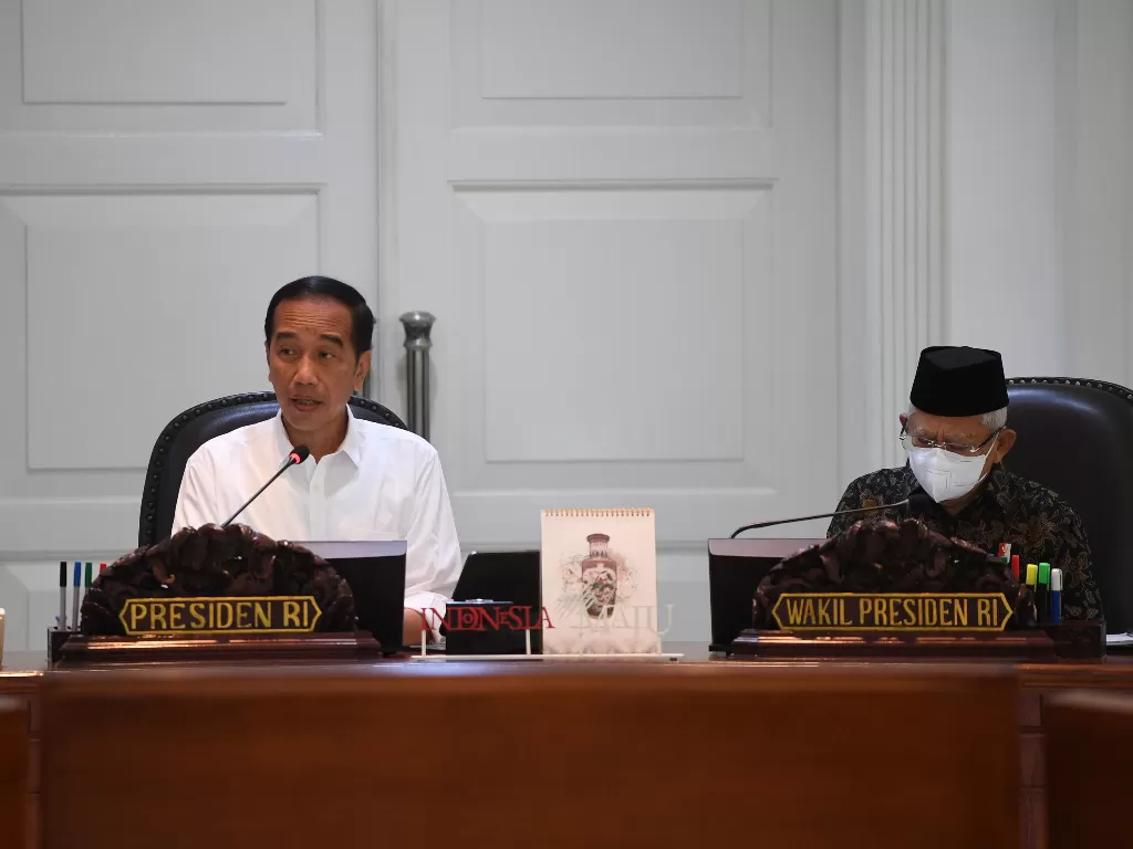Presiden Joko Widodo (kiri) didampingi Wakil Presiden Ma'ruf Amin (kanan) memberikan arahan saat rapat terbatas di Kantor Presiden. (ANTARA FOTO/Akbar Nugroho Gumay).