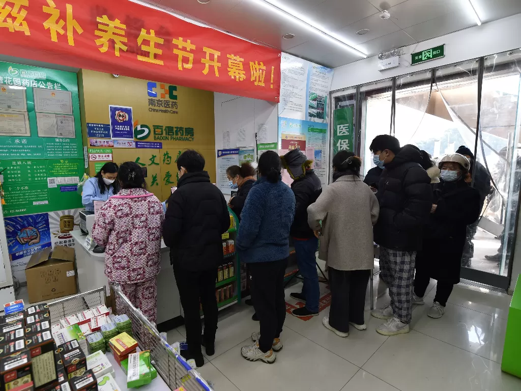 Antrian masyarakat China di apotek. (China Daily via REUTERS)