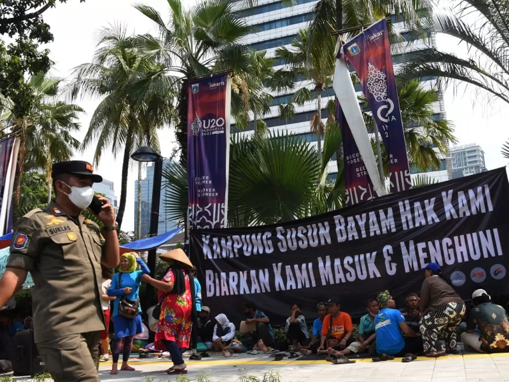 Warga Kampung Susun Bayam demo di depan Balai Kota pada awal Desember 2022 (ANTARA FOTO/Indrianto Eko Suwarso)
