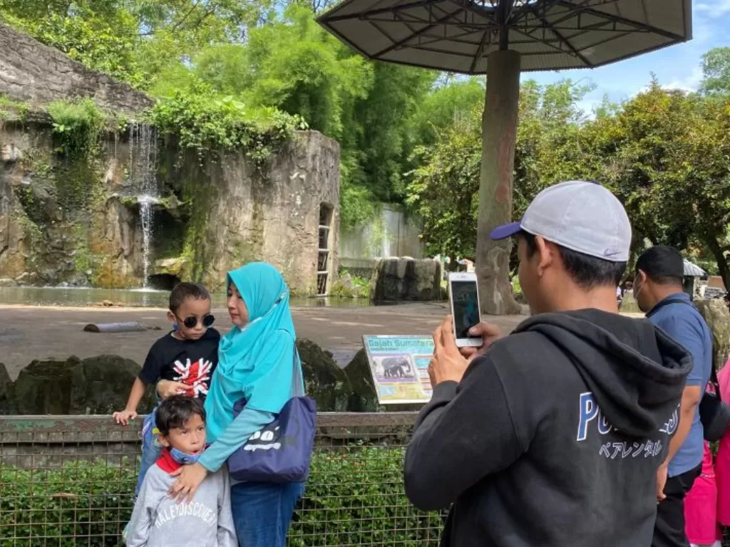Illustrasi pengunjung yang sedang berfoto dan berwisata di Taman Margasatwa Ragunan, Jakarta Selatan. (Antara/Hreeloita Dharma Shanti)
