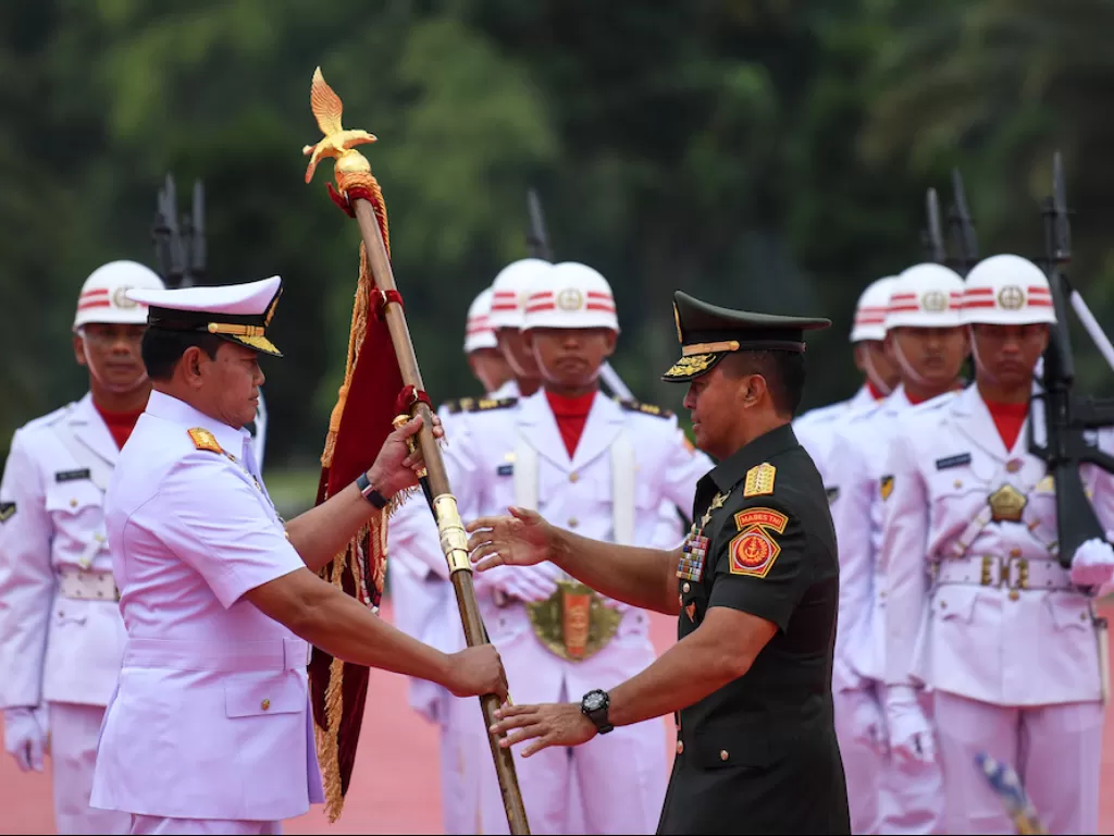 Panglima TNI Laksamana TNI Yudo Margono (kiri) menerima bendera Panji TNI Tri Dharma Eka Karma (ANTARA FOTO/M. Risyal Hidayat)