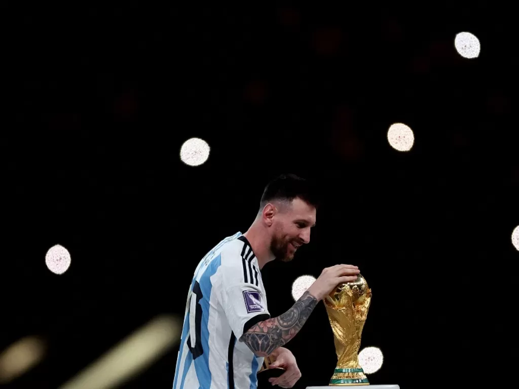 Lionel Messi memegang trofi Piala Dunia (Reuters/Lee Smith)