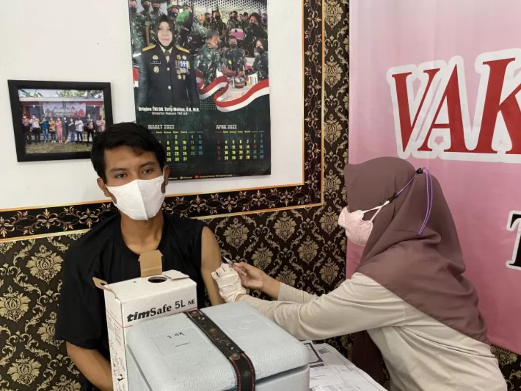 Ilustrasi Calon penumpang menerima vaksin COVID-19 di Terminal Kalideres, Jakarta Barat. (Antara/Shofi Ayudiana)