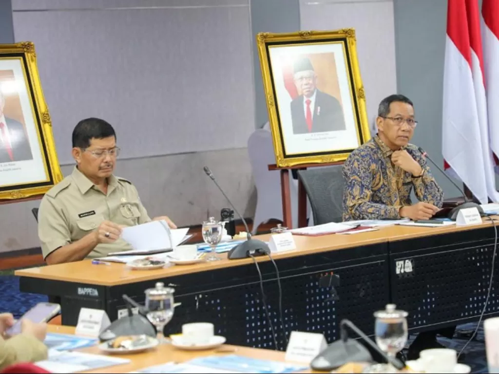 Pj Gubernur DKI Jakarta Heru Budi Hartono (kiri) memimpin rapat pimpinan di Balai Kota. (Dok. Humas Pemprov DKI Jakarta)