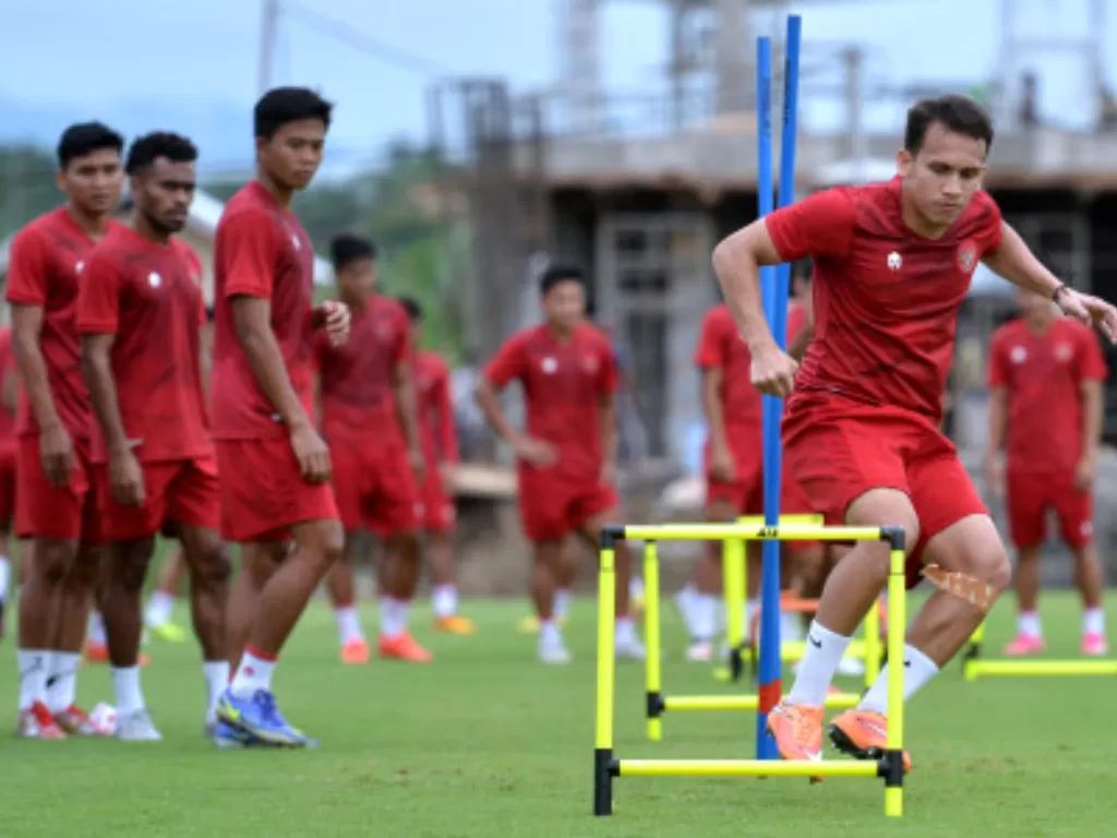 Ilustrasi pemain timnas Indonesia menjalani sesi latihan sebelum gelaran Piala AFF 2022. (ANTARA FOTO/Fikri Yusuf)