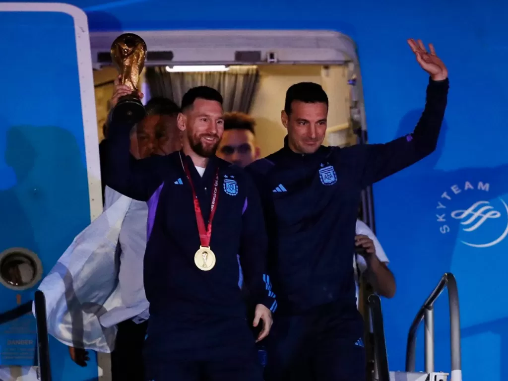 Lionel Messi dan Lionel Scaloni keluar dari pesawat (REUTERS/Agustin Marcarian)