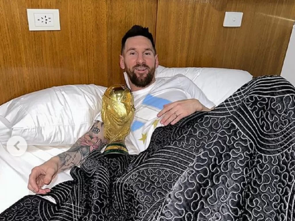 Lionel Messi asyik tidur dengan trofi Piala Dunia (Instagram/@leomessi)