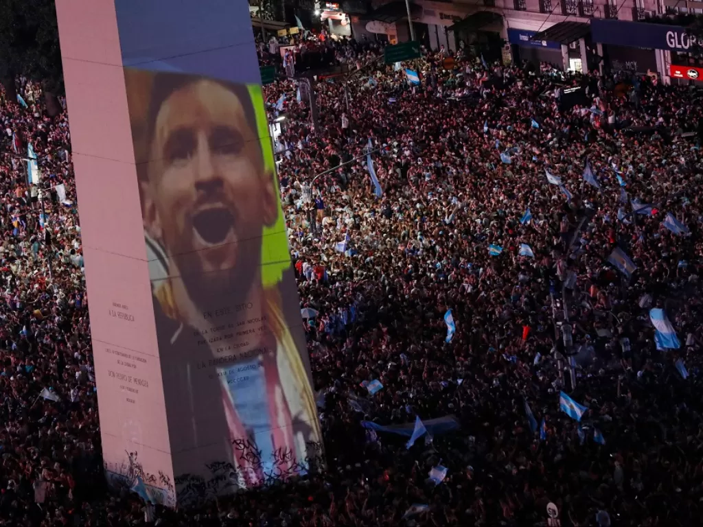 Wajah Lionel Messi terpampang di The Obelisk of Buenos Aires (REUTERS/Agustin Marcarian)