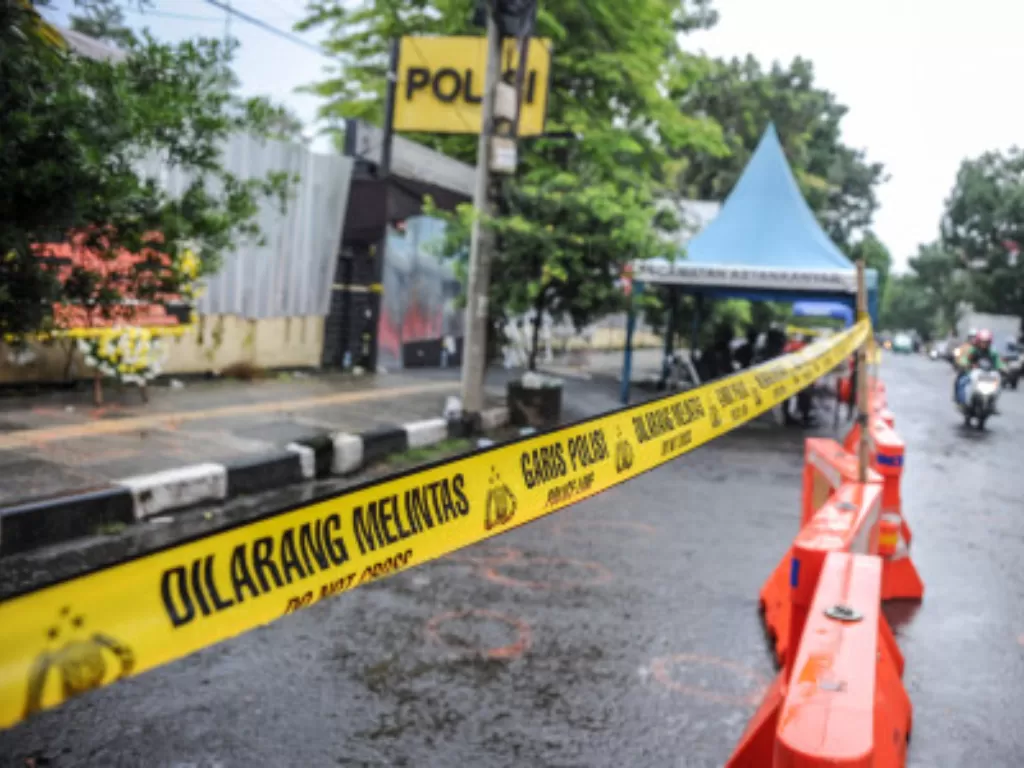 Situasi di depan Mapolsek Astanaanyar, Bandung, Jawa Barat, Kamis (8/12/2022) pasca insiden bom bunuh diri. (ANTARA FOTO/Raisan Al Farisi)