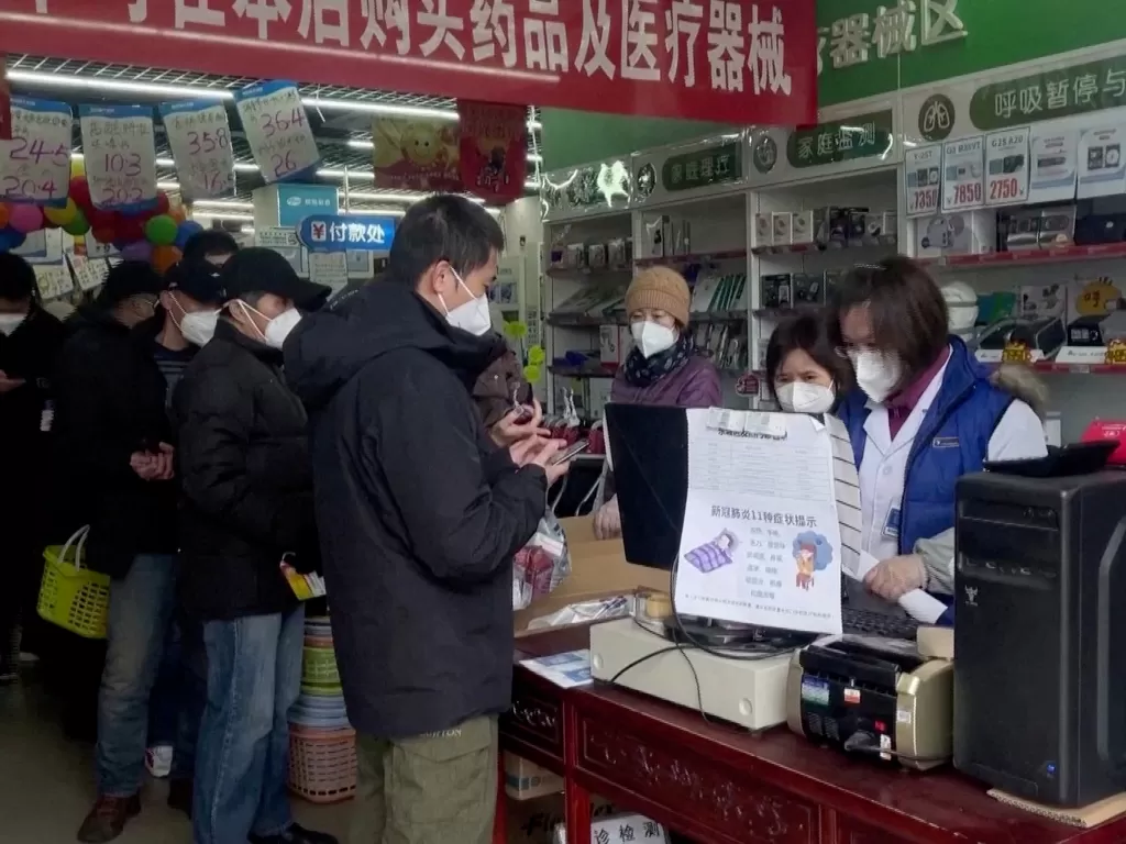Antrean warga China di sebuah apotek. (REUTERS)