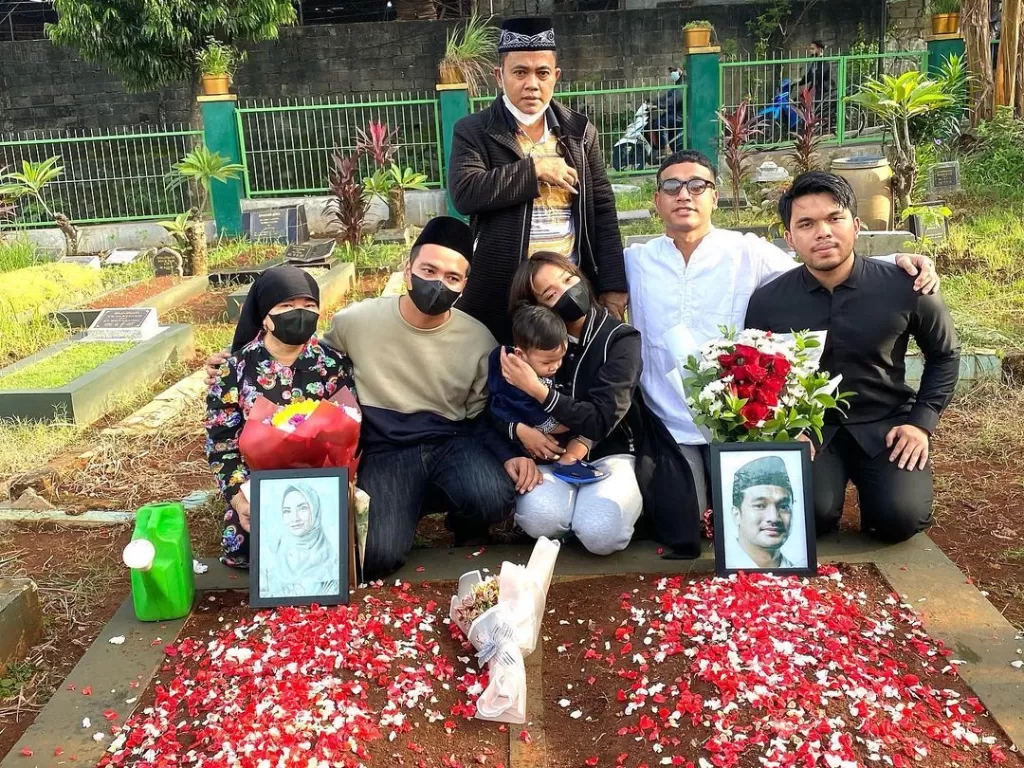 Keluarga H Faisal di makam Vanessa Angel dan Bibi Ardiansyah (Instagram/dewizuhriati)