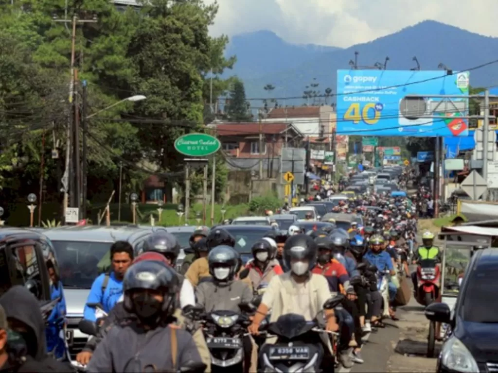 Pengendara di Jalan Raya Puncak, Cisarua, Kabupaten Bogor, Jawa Barat. (ANTARA FOTO/Yulius Satria Wijaya)
