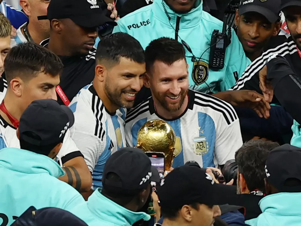 Sergio Aguero dan Lionel Messi berfoto bersama trofi Piala Dunia. ( REUTERS/Molly Darlington)