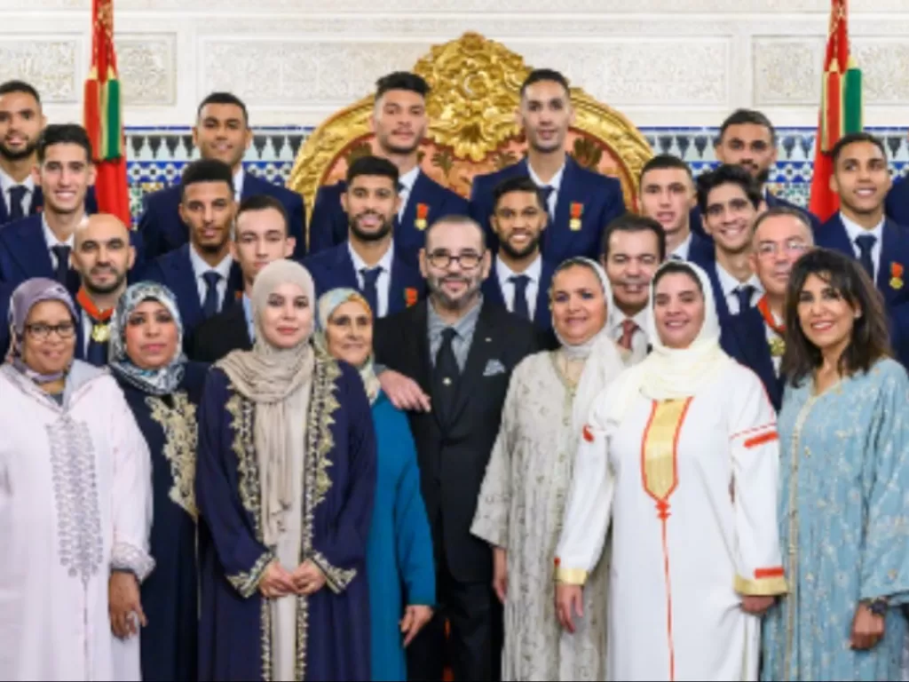 Para pemain Timnas Maroko dan ibu mereka berfoto dengan raja (moroccoworldnews.com)