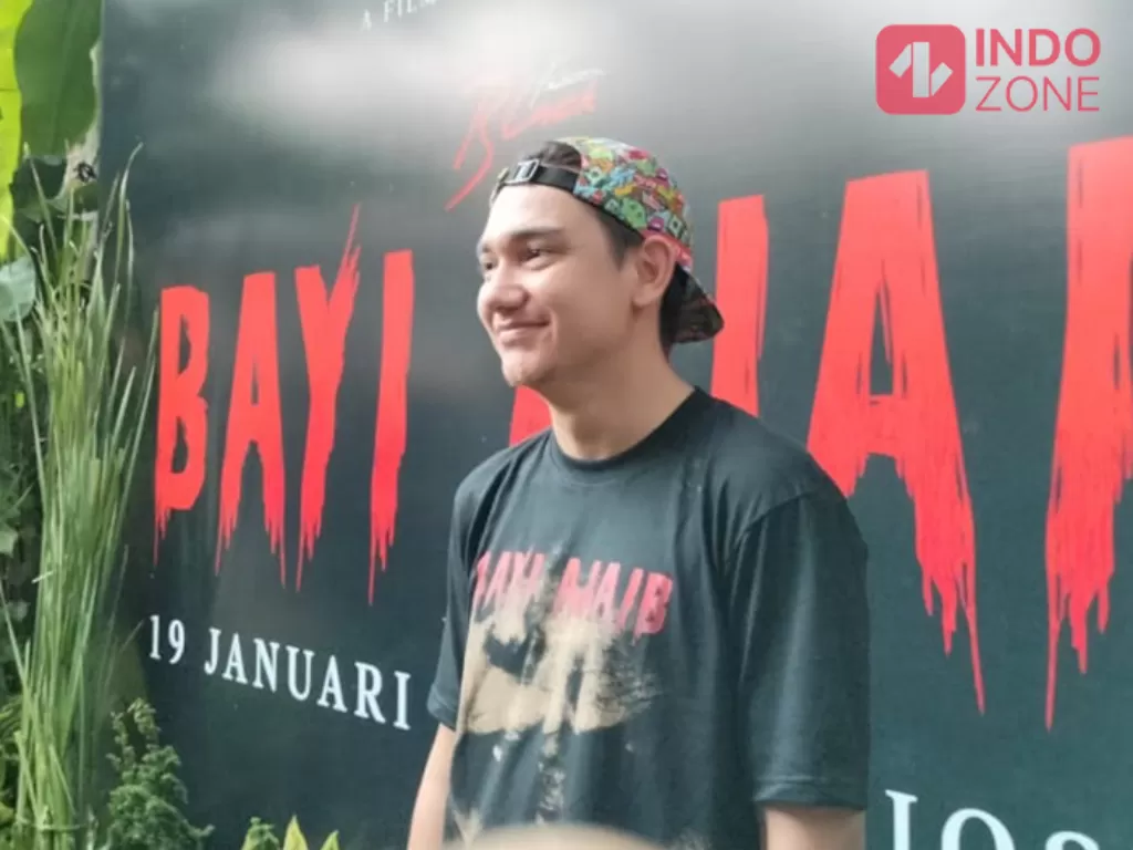 Adipati Dolken saat Media Gathering Film Bayi Ajaib di Duren Tiga, Jakarta Selatan, Rabu (21/12/2022). (Arvi Resvanty/Indozone)