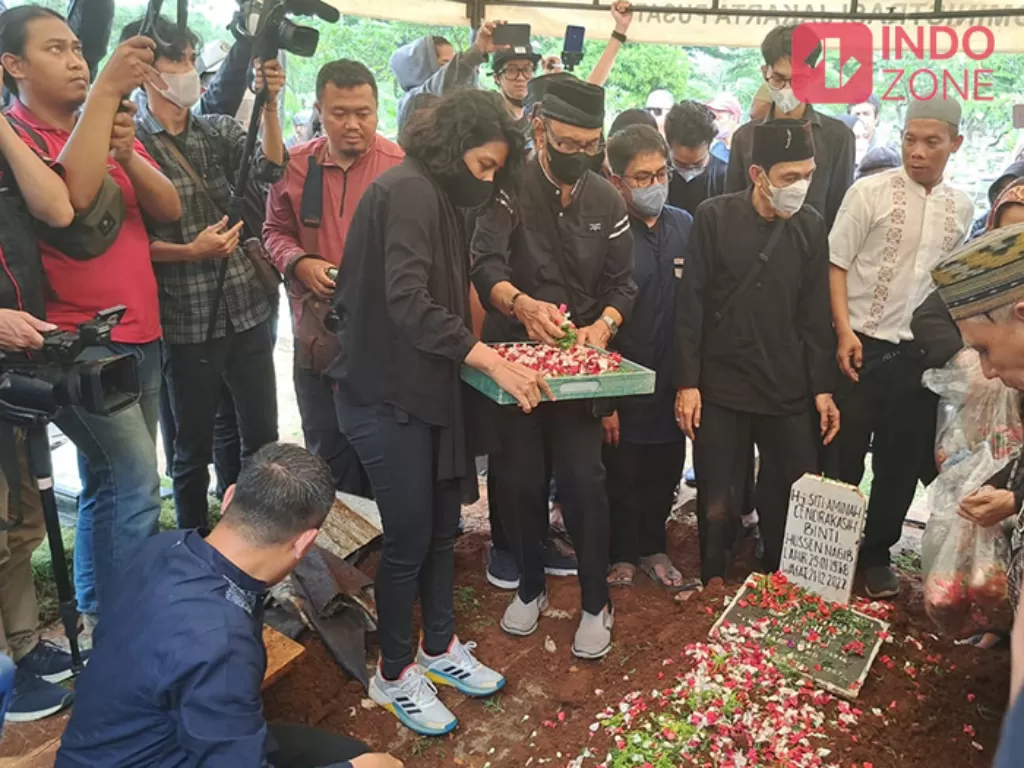 Pemakaman Aminah Cendrakasih di TPU Karet Bisvak pada Kamis pagi ini (22/12/2022). (Indozone/Arvi Resvanty)