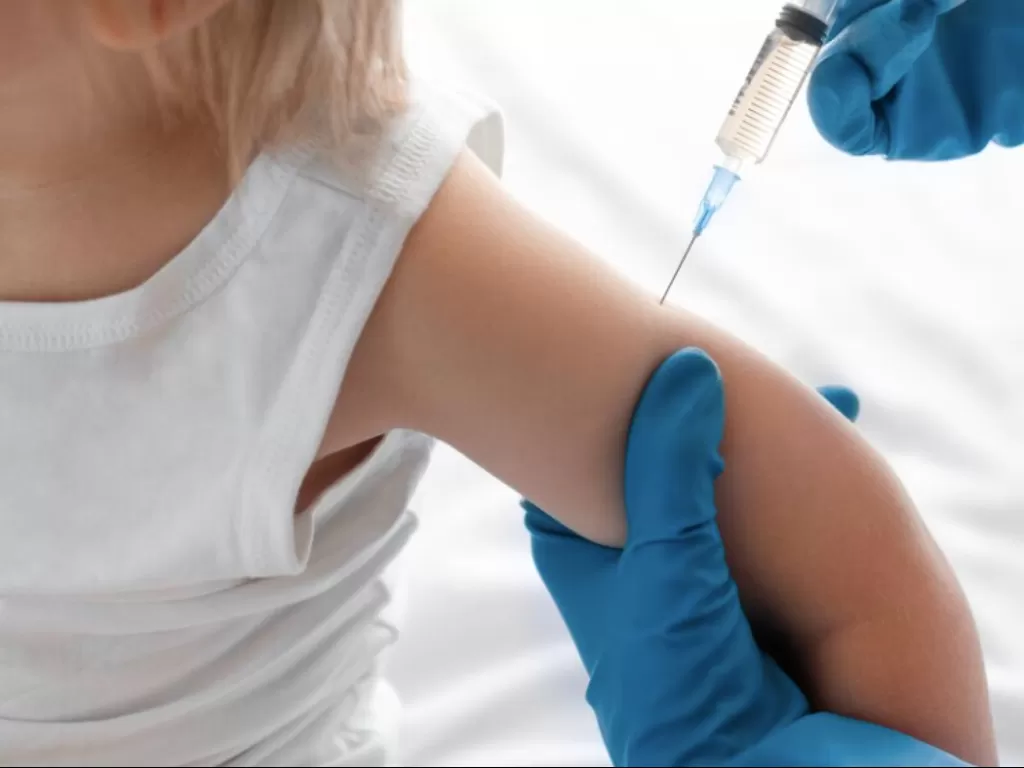 Ilustrasi anak yang sedang disuntik vaksin COVID-19. (Freepik)