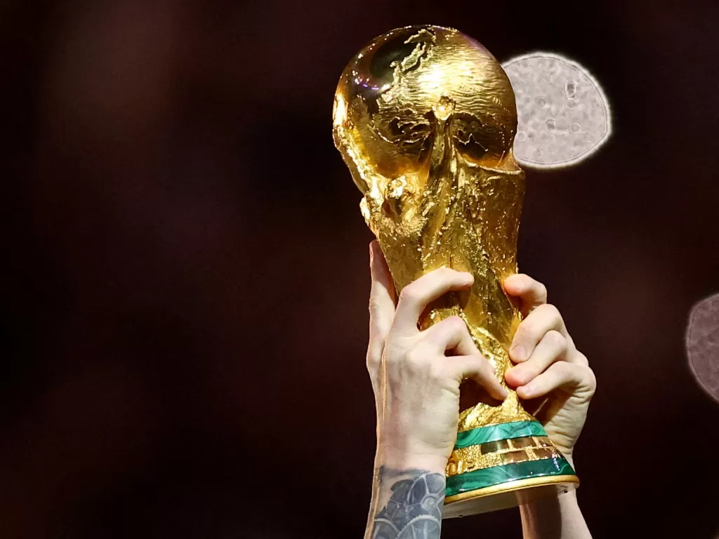 Ilustrasi Trofi Piala Dunia 2022. (REUTERS/Hannah Mckay)