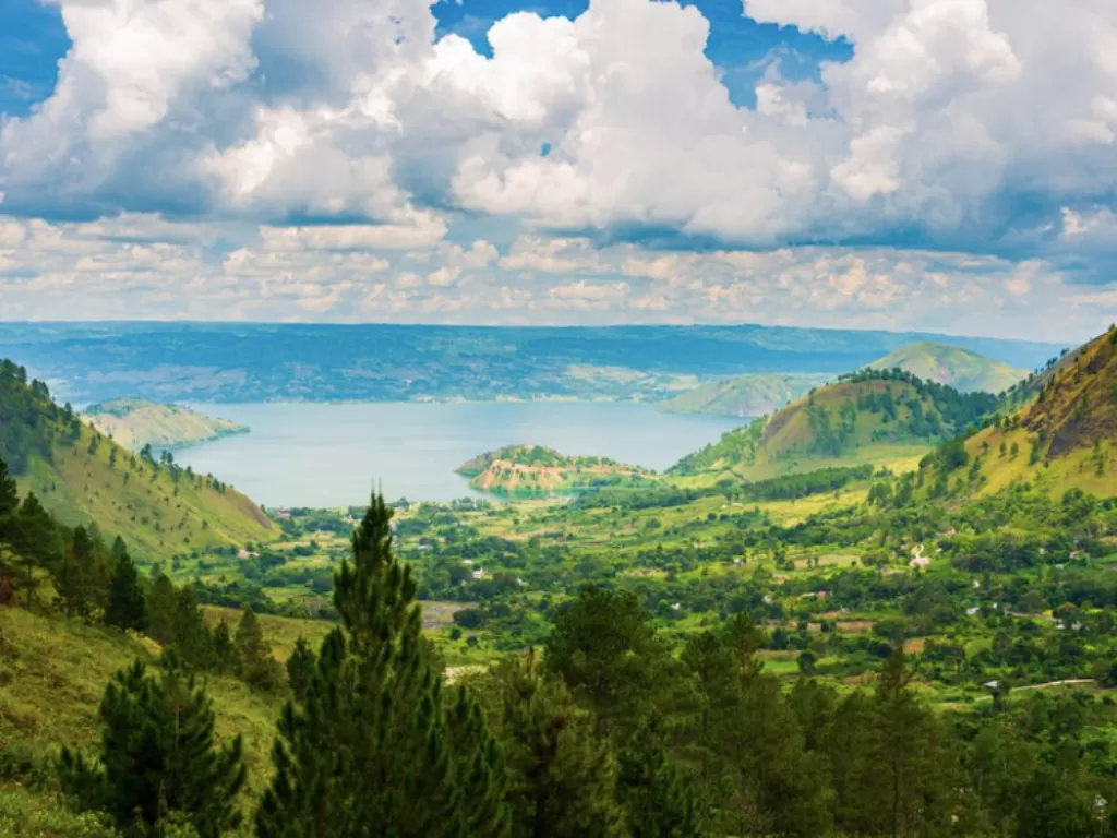 Ilustrasi pemandangan di Danau Toba, Sumatera Utara. (Freepik)