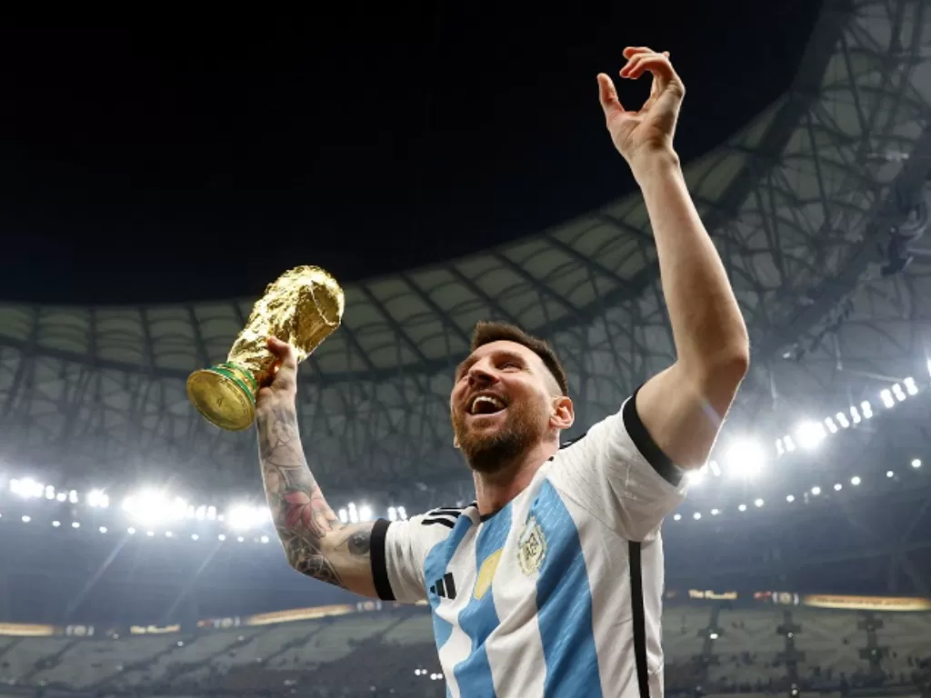 Lionel Messi merayakan keberhasilannya membawa Argentina menjuarai Piala Dunia 2022. (REUTERS/Hannah Mckay)