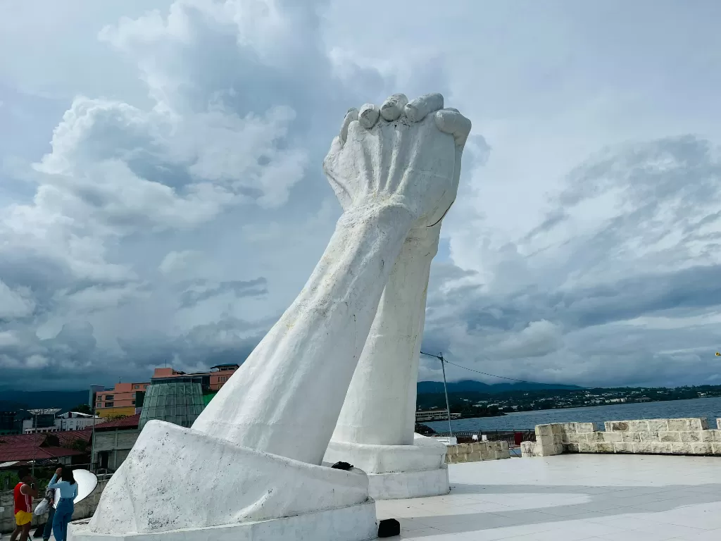 Patung tangan berdoa di Manado. (Z Creators/Retno Mandriyarini)
