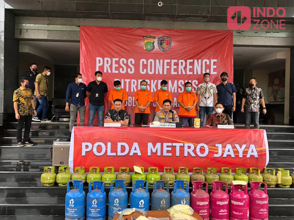 Konferensi pers pengoplosan tabung gas elpiji di Mapolda Metro Jaya (INDOZONE/Samsudhuha Wildansyah)
