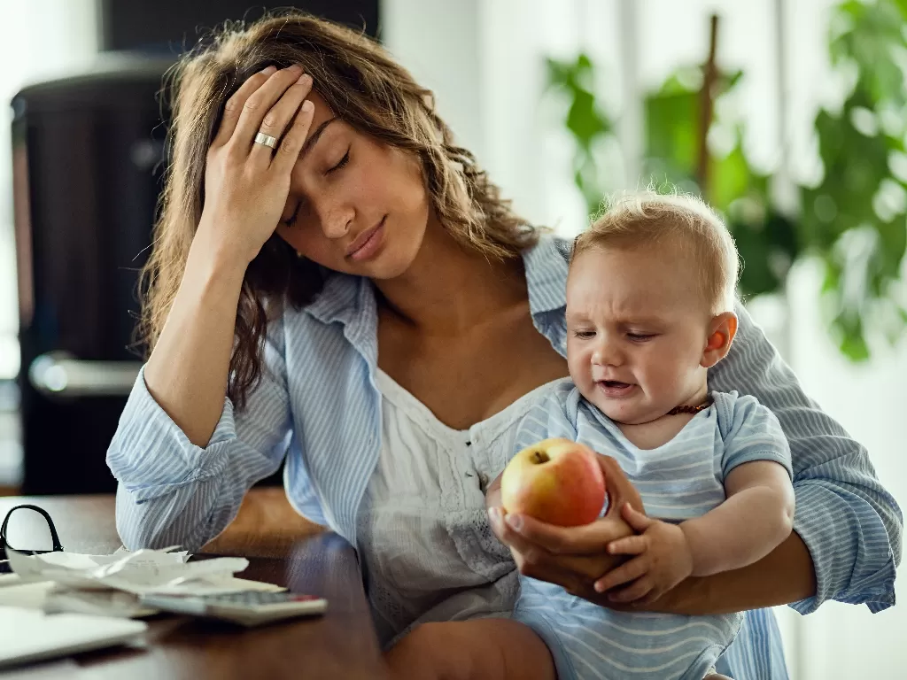 Ilustrasi ibu yang mengalami 'mommy burnout'. (FREEPIK/drazenzigic)