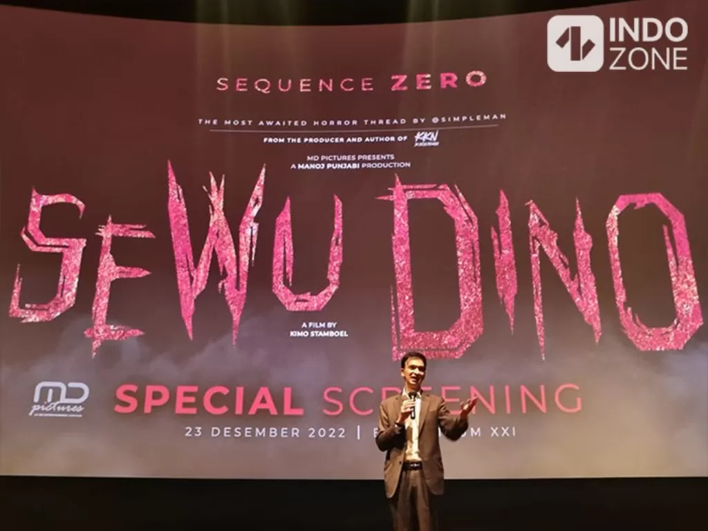 Produser Manoj Punjabi memberikan pemaparan pada Special Screening 'Sewu Dino' di Epicentrum XXI, Jakarta Selatan, Jumat (23/12/2022). (Arvi Resvanty/Indozone)