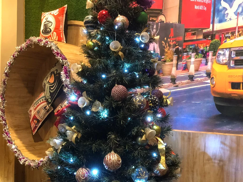 Pohon Natal di salah satu kafe di Jakbar (Z Creators/Dewi Rahmawati)
