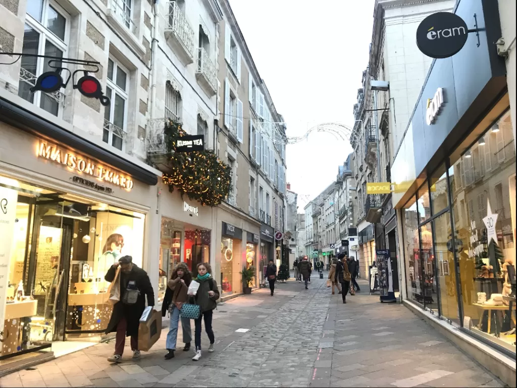 Toko-toko di pusat kota Poitiers buka pada hari Minggu 18 Desember 2022 (Z Creators/Nida Asma Amaniy)