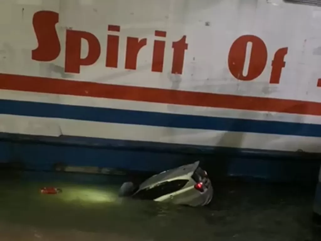 Mobil jatuh ke laut saat naik ke kapal di Pelabuhan Merak, Banten. (Dok. Polda Banten).