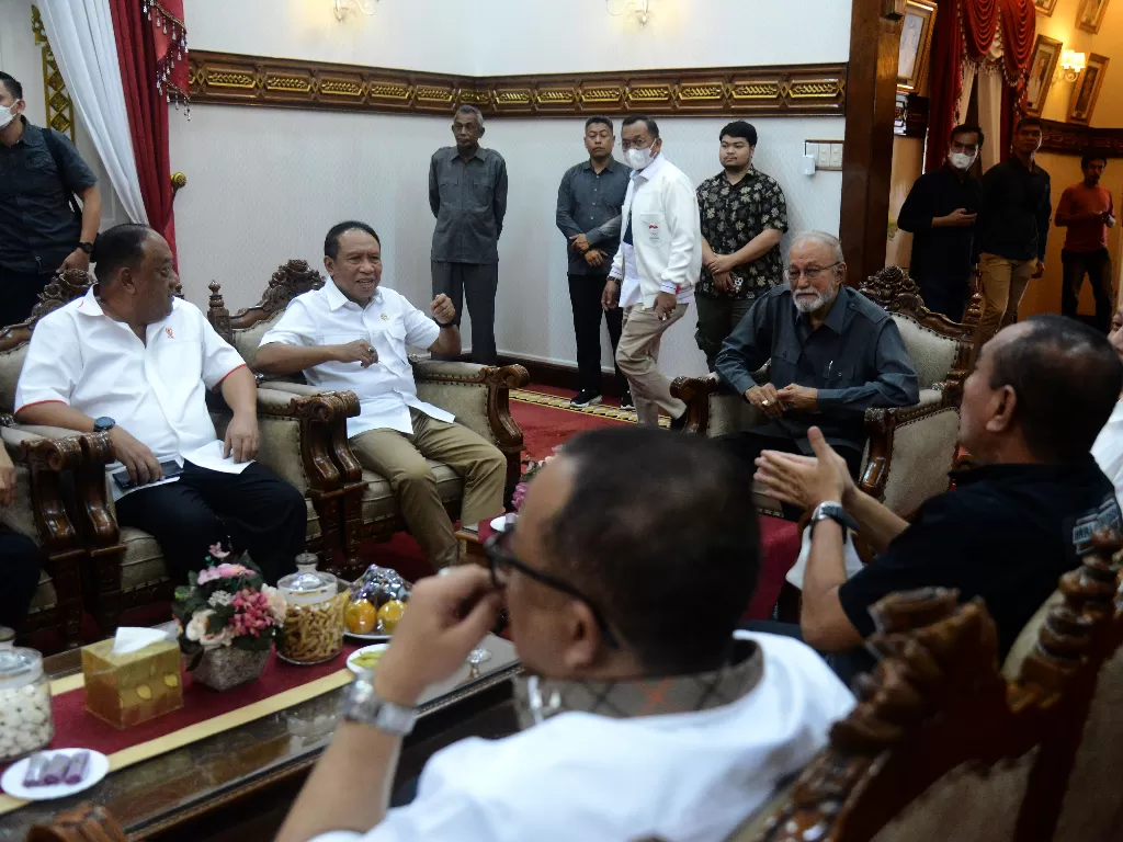 Menteri Pemuda dan Olahraga Zainudin Amali (kedua kiri) didampingi Ketua Umum KONI Pusat Maciano Norman (kiri) bertemu dengan Wali Nanggroe Aceh Malik Mahmud (tengah), Pj Gubernur Aceh Achmad Marzuk. (ANTARA FOTO/Ampelsa)