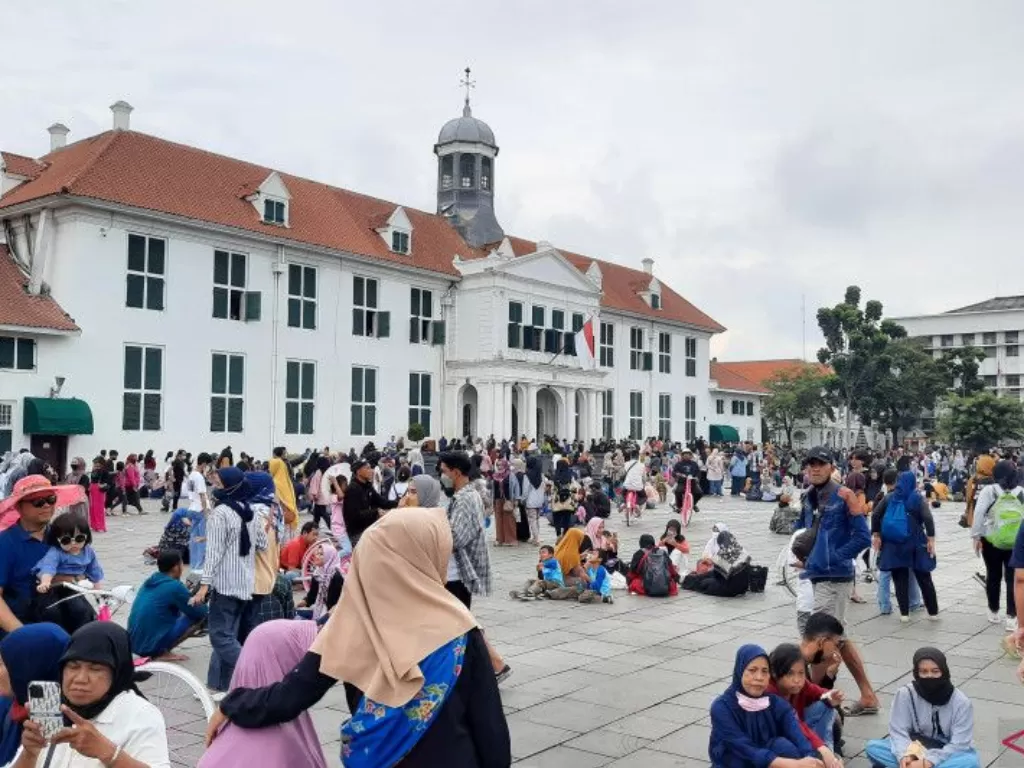 Suasana di halaman Museum Fatahillah Kawasan wisata Kota Tua Jakarta Barat yang padat pengunjung, Minggu, (25/12/2022) (ANTARA/Fitra Ashari)