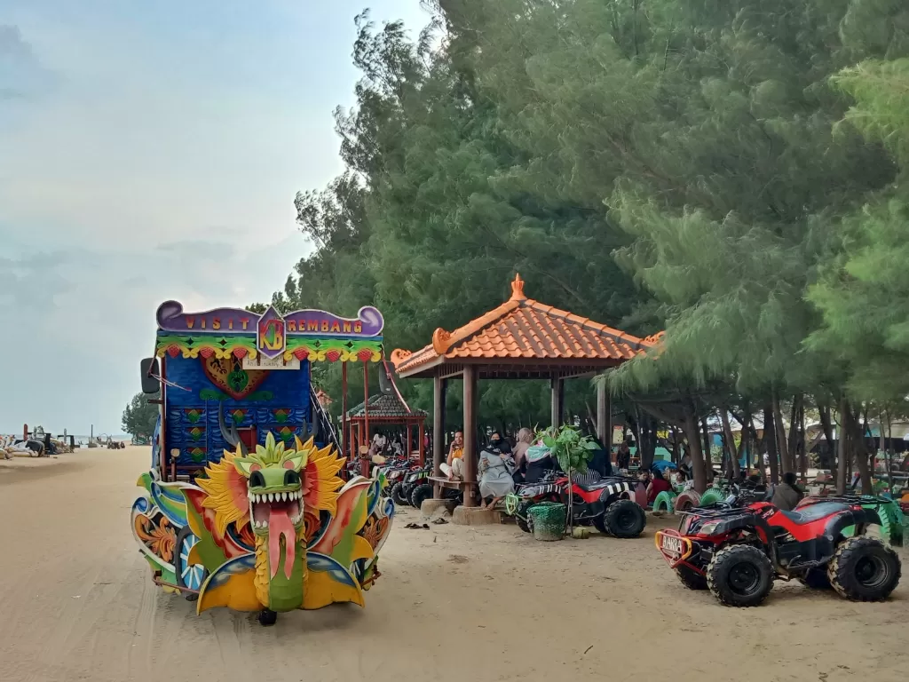 Kereta wisata untuk berkeliling Pantai Karang Jahe (Z Creators/Hesty Nuraziza)