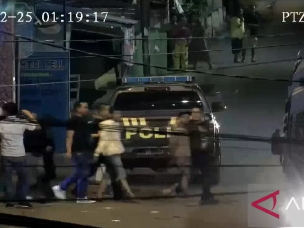 Rekaman kamera CCTV penangkapan sebanyak enam orang pelaku kerusuhan di kawasan 7 Ulu, Seberang Ulu 1, Kota Palembang, Sumatera Selatan, Minggu (25/12/2022) (ANTARA/M Riezko Bima Elko P)