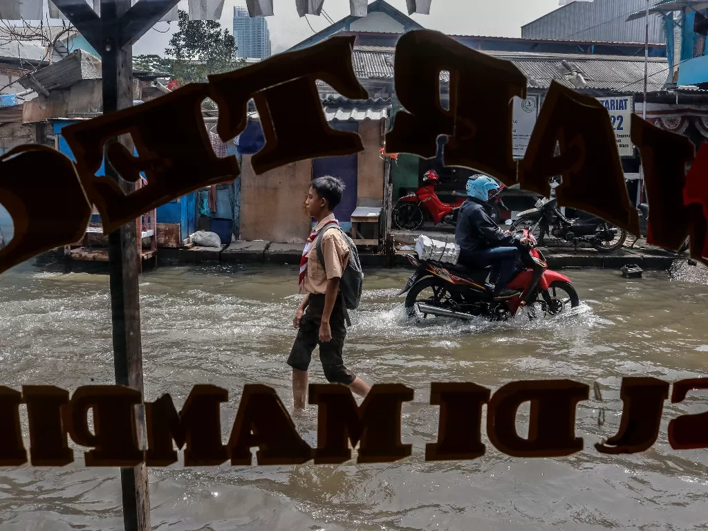 Banjir rob di Muara Angke, Jakarta, Rabu (7/12/2022). (ANTARA FOTO/Darryl Ramadhan).