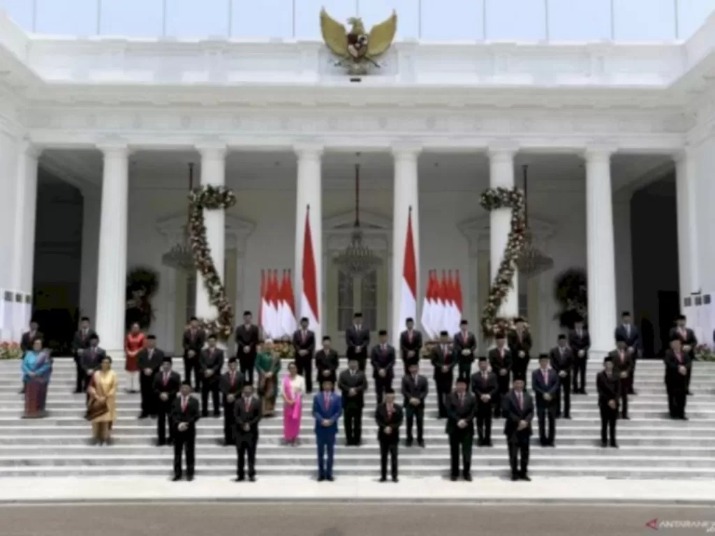 Presiden Joko Widodo didampingi Wapres Ma'ruf Amin berfoto bersama jajaran menteri Kabinet Indonesia Maju di tangga beranda Istana Merdeka, Jakarta. (Foto: ANTARA/Puspa Perwitasari)