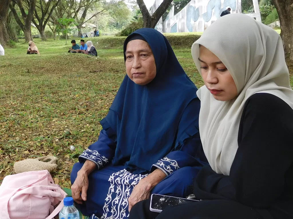 Rabiah (kerudung biru) dan cucunya Lola, korban selamat tsunami Aceh. (Z Creators/Riska Iwantoni)