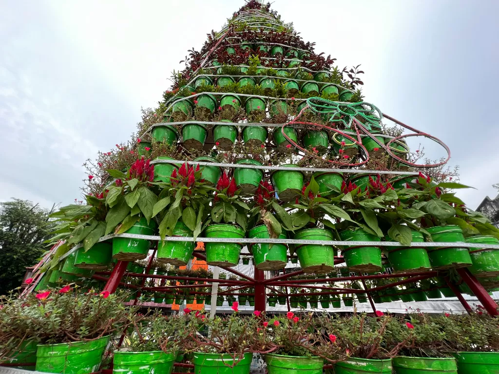 Pohon Natal raksasa di Manado dibuat bersama umat Muslim. (Z Creators/Retno Mandriyarini)