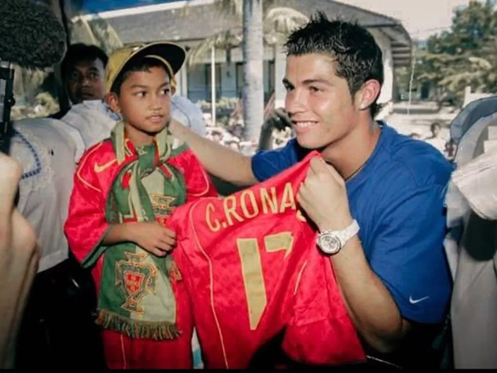 Cristiano Ronaldo dan anak angkatnya Martunis, bocah selamat korban tsunami Aceh 2024. (Instagram/@martunis_ronaldo)