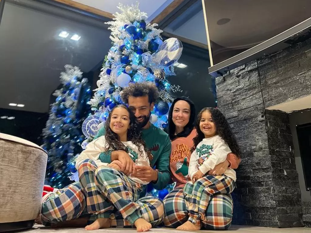 Mohamed Salah dan keluarganya berfoto dengan pohon Natal. (Instagram/@mosalah)